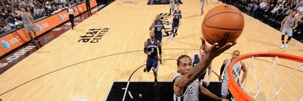 Spurs marcando canasta